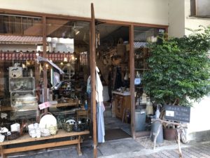 暮らしの器と暮らしの服とアンティーク家具の雑貨屋さん